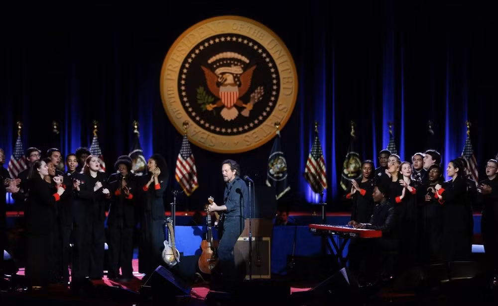 Nam ca sĩ EddieVedder biểu diễn trên sân khấu buổi lễ trước giờ G. Ảnh Chicago Tribune