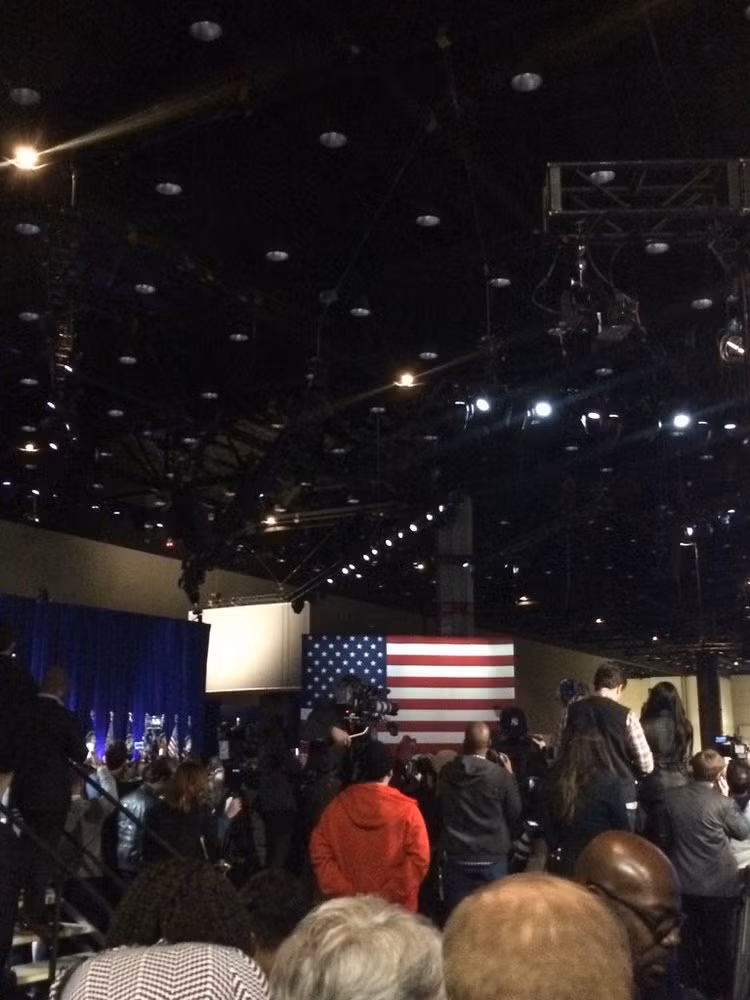 Mọi người đứng lên khi Tổng thống sắp mãn nhiệm Obama bước vào sân khấu, nơi ông sẽ có bài phát biểu chia tay mọi người sau 8 năm tại nhiệm. Ảnh Chicago Tribune