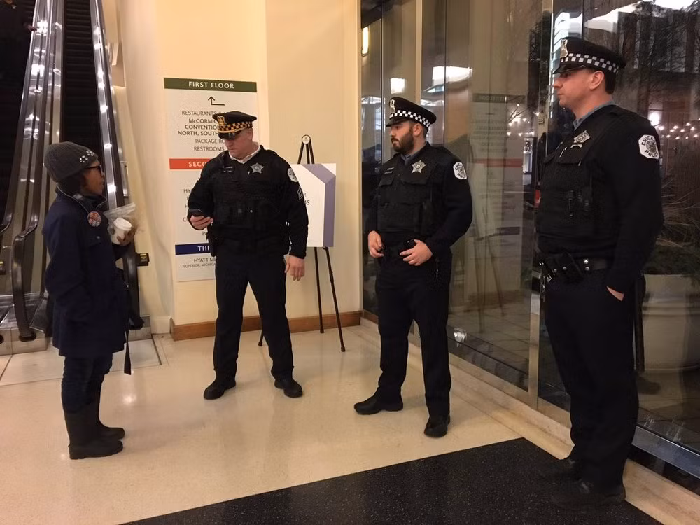 Các cánh sát Chicago được điều động tới Trung tâm Hội nghị McCormick. Ảnh Chicago Tribune