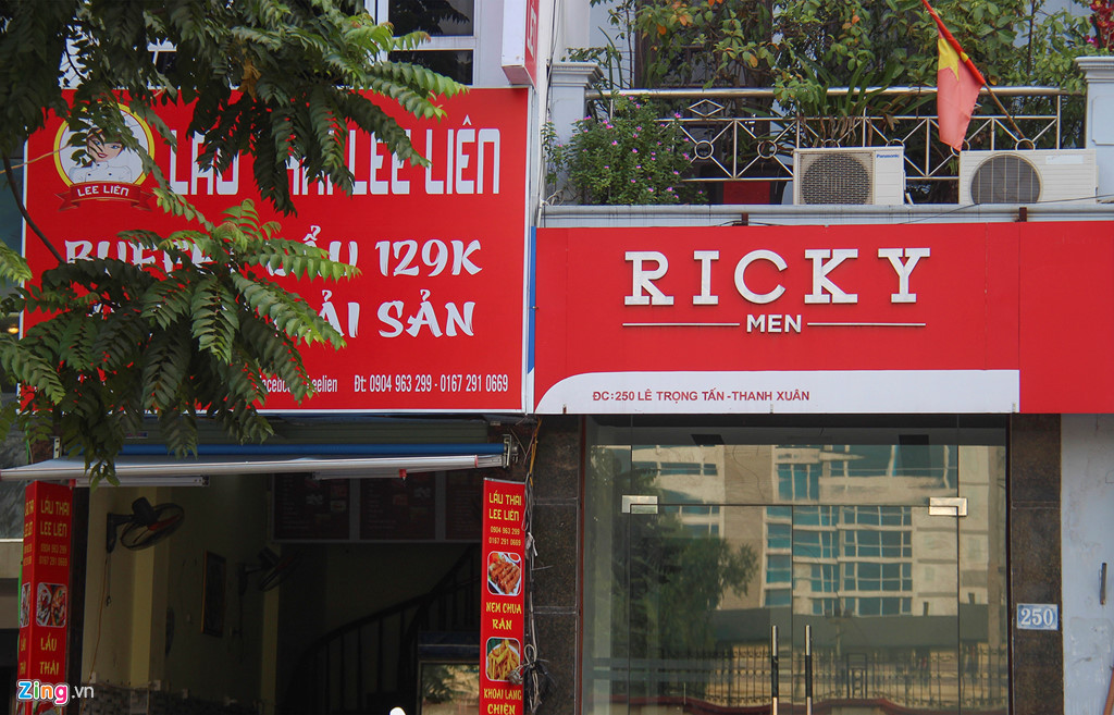 Biển quảng cáo đồng phục trước đây (trái) cạnh tấm biển đã thay mới.