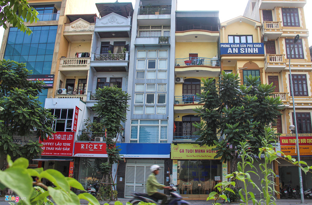 Sau hơn 2 năm thực hiện, tuyến phố Lê Trọng Tấn với biển hiệu kiểu mẫu đã "thất bại" khi không đáp ứng như kỳ vọng. Nhiều chủ cửa hàng lắp đặt biển thương hiệu doanh nghiệp, sử dụng biển quảng cáo khác...