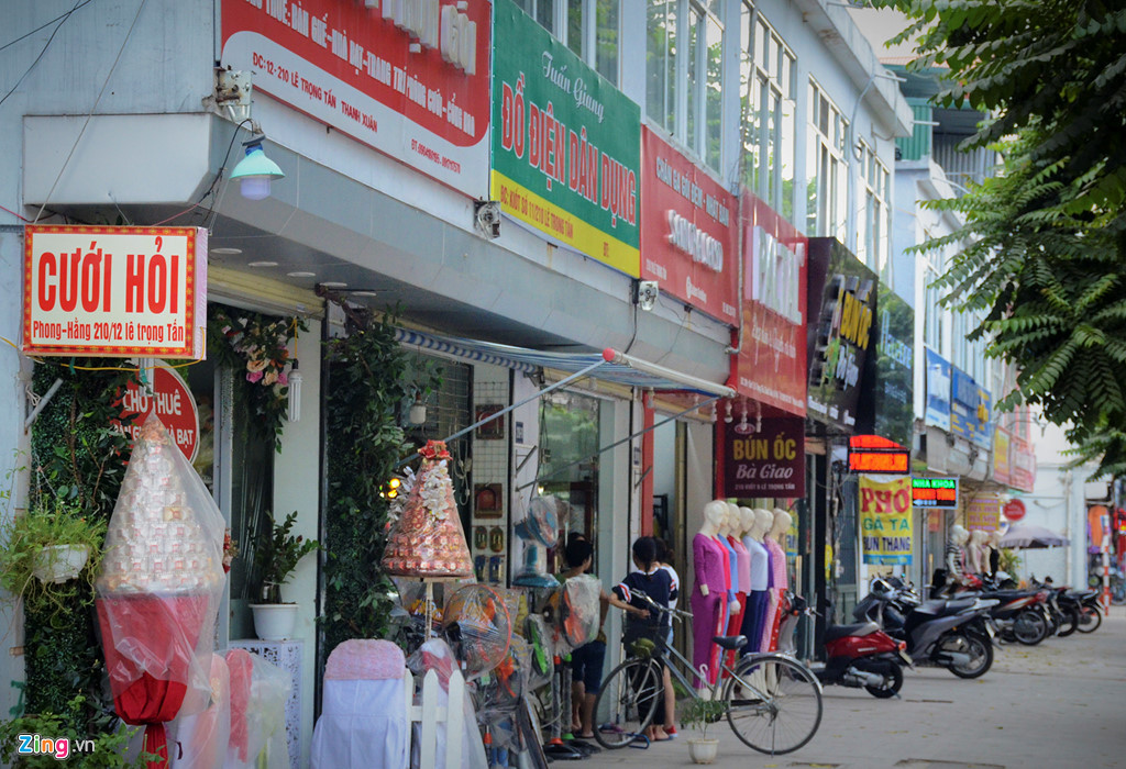 Tuyến phố kiểu mẫu với những biển hiệu "đồng phục" nay không còn.