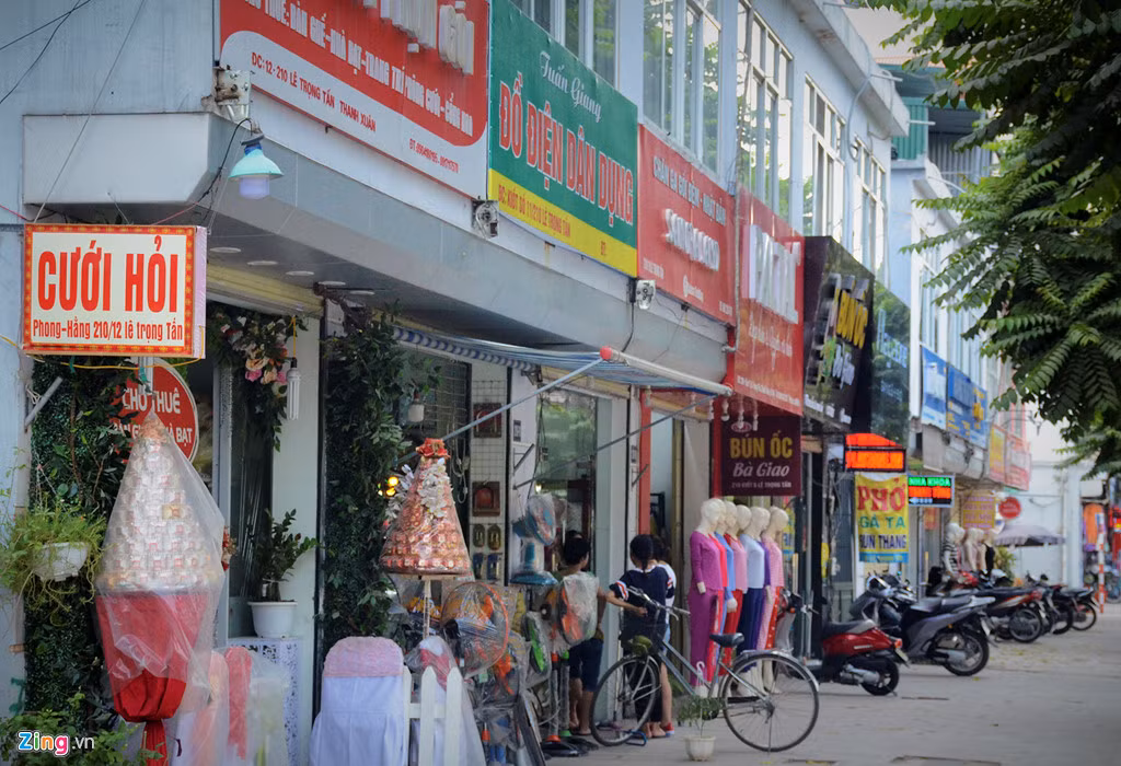 Tuyến phố kiểu mẫu với những biển hiệu "đồng phục" nay không còn.