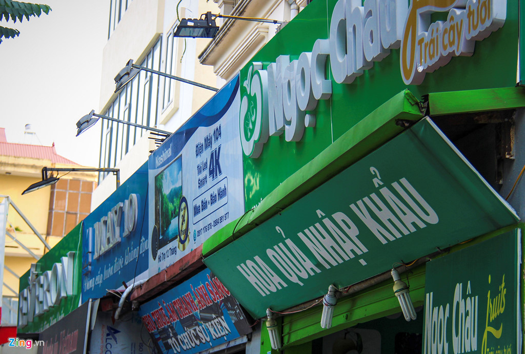 "Nếu cứ dùng chung một kiểu biển quảng cáo tuyến phố sẽ đồng bộ nhưng thực tế mỗi mặt hàng kinh doanh cần có hình ảnh riêng. Đồng bộ các biển sẽ khó cho cơ sở kinh doanh khi tiếp cận khách hàng", một chủ cửa hàng cho hay.