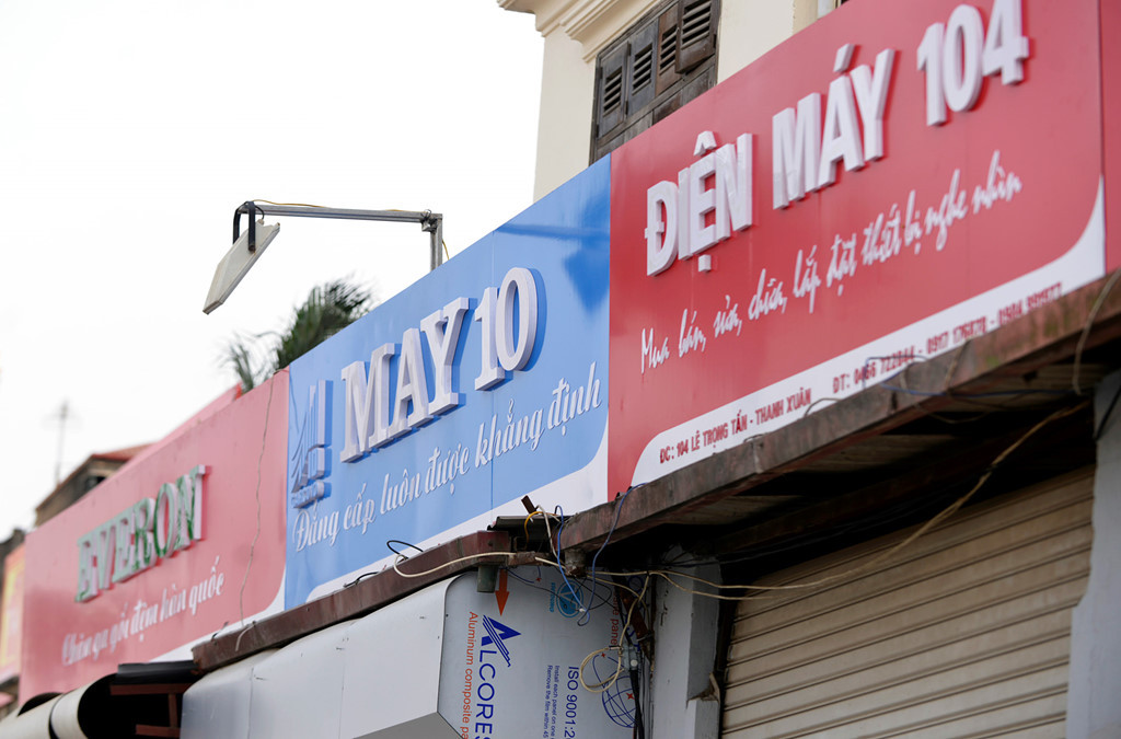 Toàn tuyến phố được lắp đặt các biển hiệu đồng phục hai màu xanh, đỏ viền trắng, cùng chất liệu, chiều cao bằng nhau 1,1 m, độ dài tùy theo mặt tiền và bố trí xen kẽ. Toàn bộ kinh phí cho việc thiết kế biển hiệu do thành phố Hà Nội tài trợ.