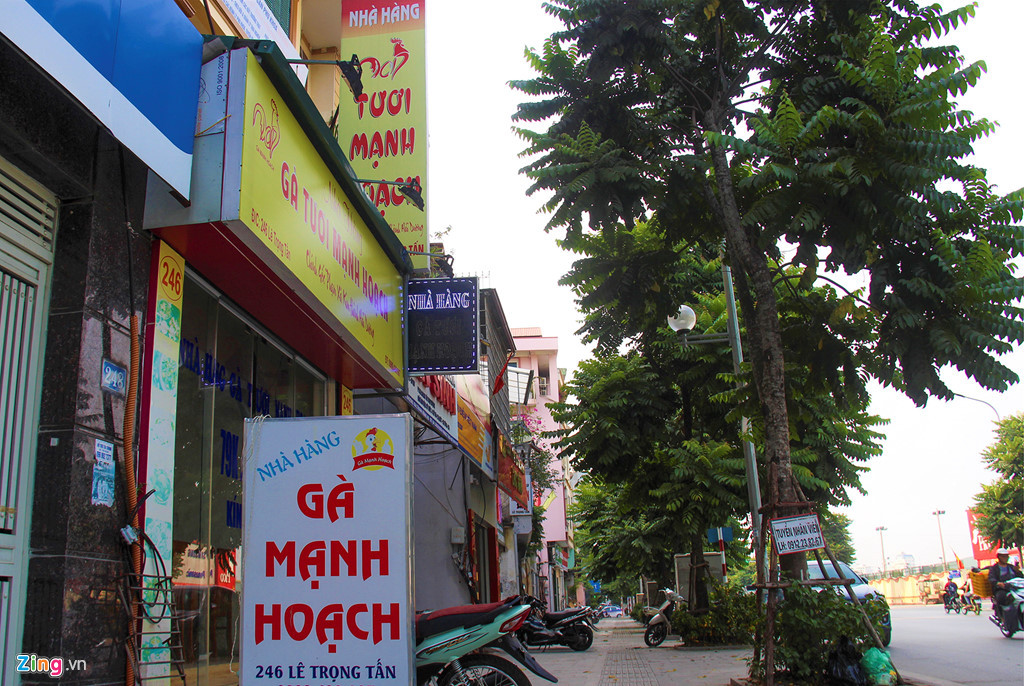 Nhiều cửa hàng vẫn giữ biển quảng cáo gốc nhưng lắp thêm biển khác ở phía trên, bên ngoài hay cả những biển đèn LED để thu hút khách hàng.