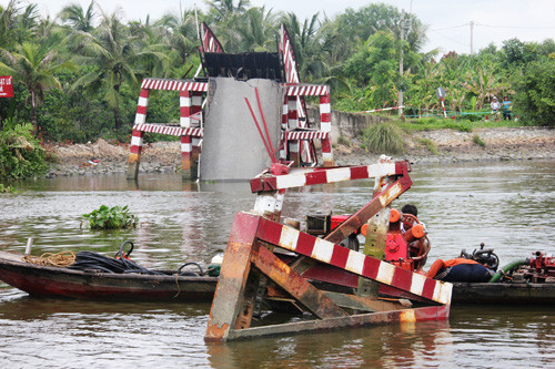 Sap cau treo o Sai Gon, nguoi dan khon don-Hinh-5