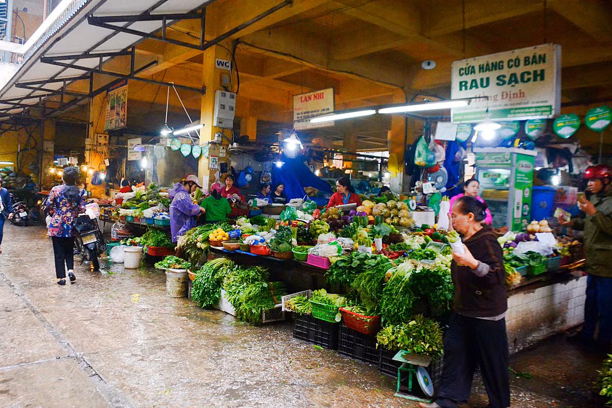 Cụ thể, rau cần khoảng 10.000 – 15.000 đồng/kg, hoặc 10.000/3-4 mớ. Bắp cải từ 8.000 – 10.000 đồng/cái. Su hào từ 4.000 – 6.000 đồng/củ. Rau cải xanh có giá 5.000 – 6.000 đồng/mớ.