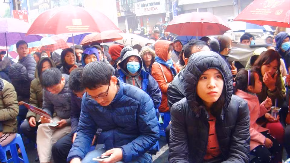 Tại các"phố vàng" Trần Nhân Tông và Cầu giấy, lượng khách đến mua vàng vẫn rất tấp nập.