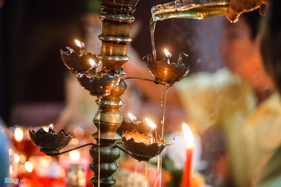 Người dân đến cầu con sẽ được hướng dẫn mua dầu với giá 10.000 đồng/chai. Sau đó cho biết họ tên và nội dung cầu con trai hay gái, sẽ có người đọc giúp lời cầu khấn và tưới dầu lên các ngọn đèn. Sau khi khấn xong, người cầu bôi dầu lên đầu tóc hoặc bụng để xin phước lành.