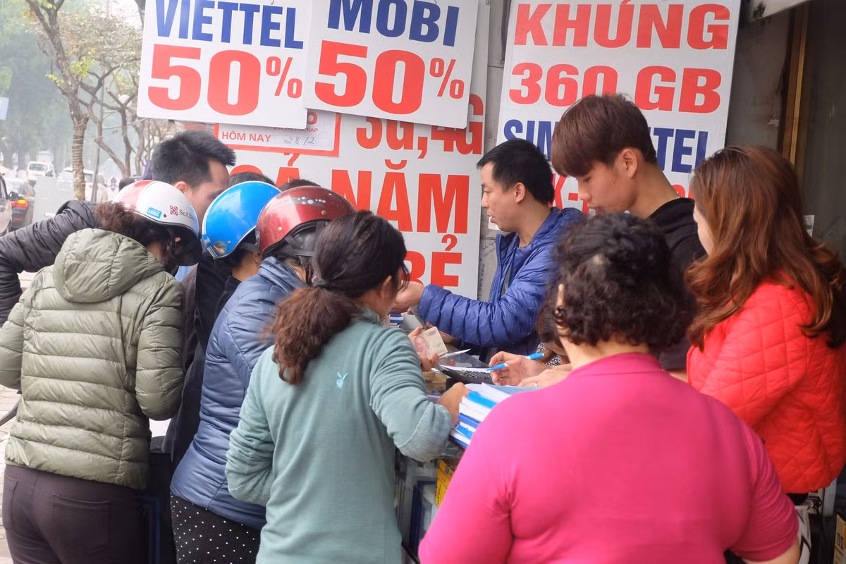 Rất đông người đổ xô đi mua thẻ điện thoại...