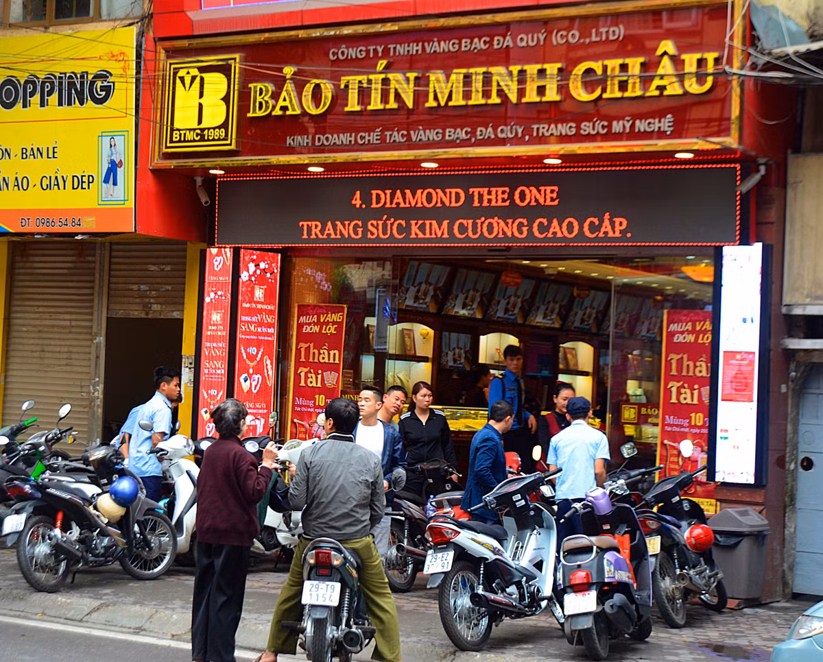 Ghi nhận của Kiến Thức tại các cửa hàng vàng trên phố Trân Nhân Tông cho thấy, dù chưa đến ngày Vía thần Tài nhưng đã có rất nhiều khách đổ xô đi mua vàng cầu may dịp đầu năm mới.