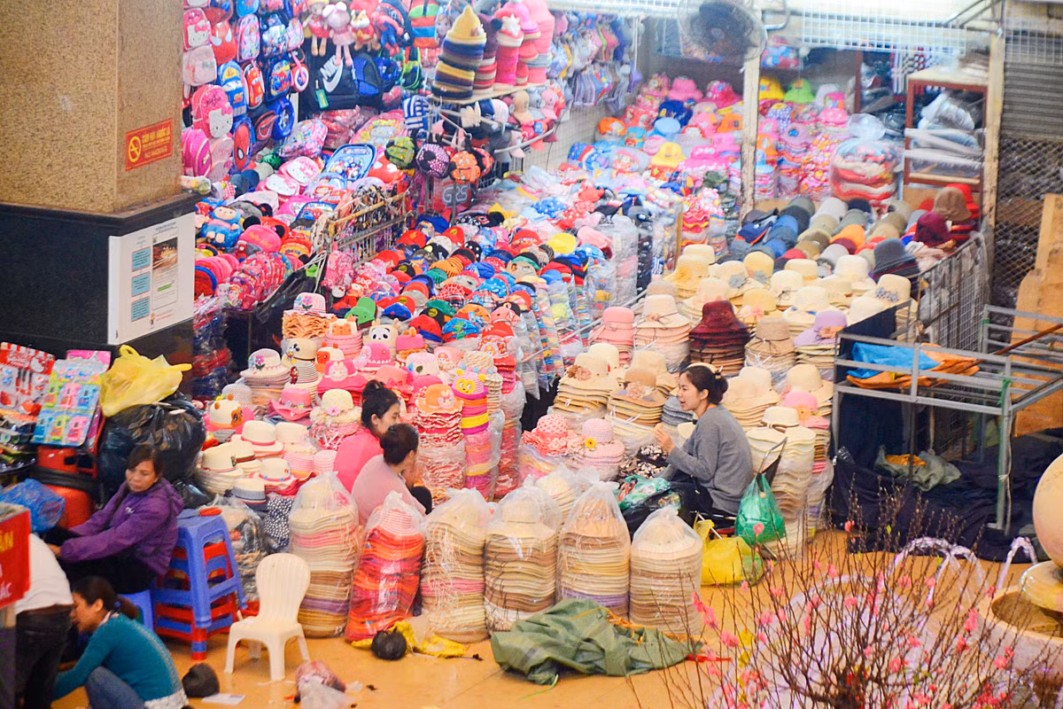 Cụ thể, ghi nhận của Kiến Thức tại chợ Đồng Xuân cho thấy, lượng khách mua cũng rất vắng vẻ.