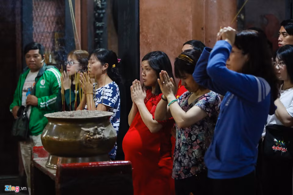 Có nhiều người dù có thai vẫn đến chùa để xin lễ cầu an vì tin rằng đứa bé sẽ được chúc phúc sinh nở an toàn và khỏe mạnh.