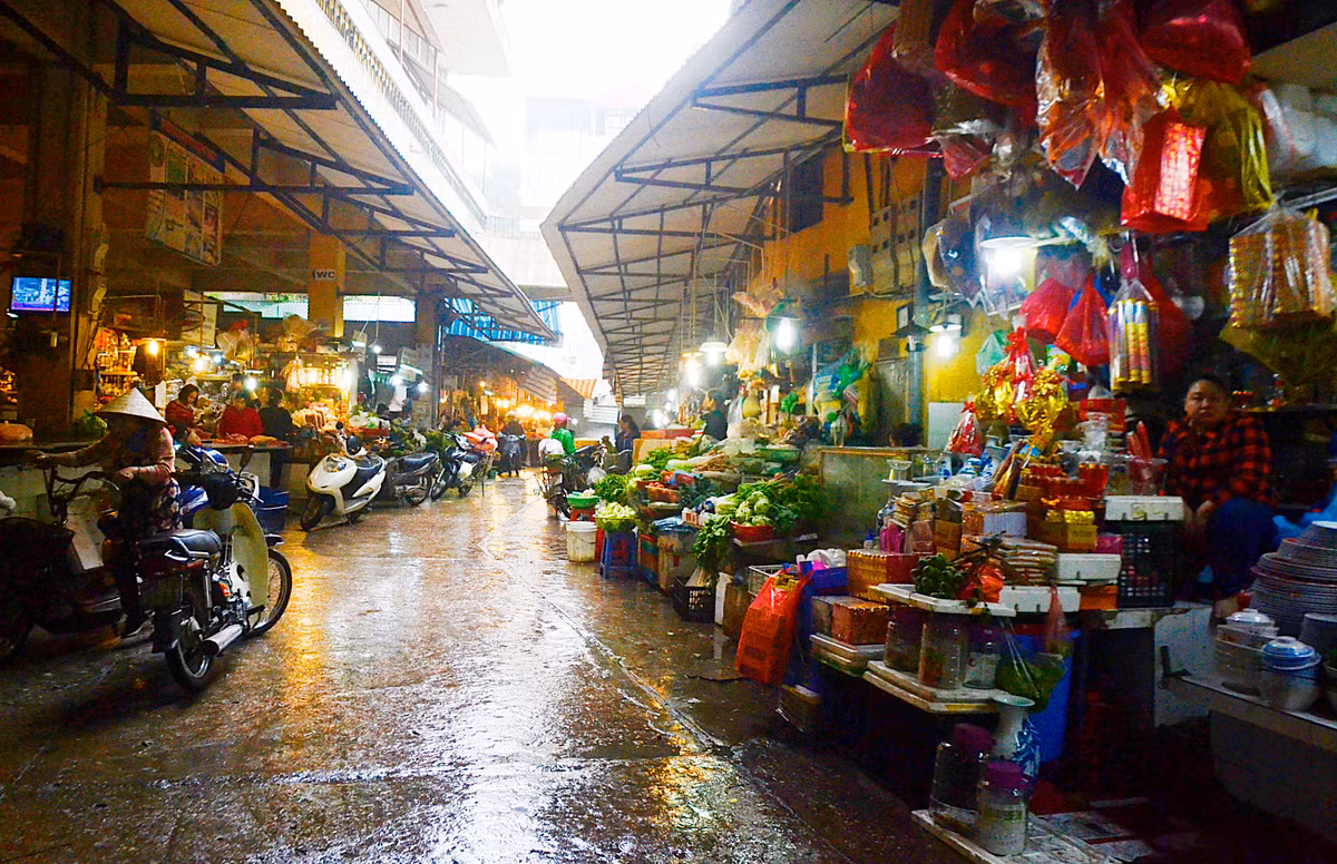 Theo ghi nhận của Kiến Thức, nhiều chợ lớn tại Hà Nội khá vắng vẻ trong ngày hôm nay khi người bán thì nhiều, người mua lại ít.