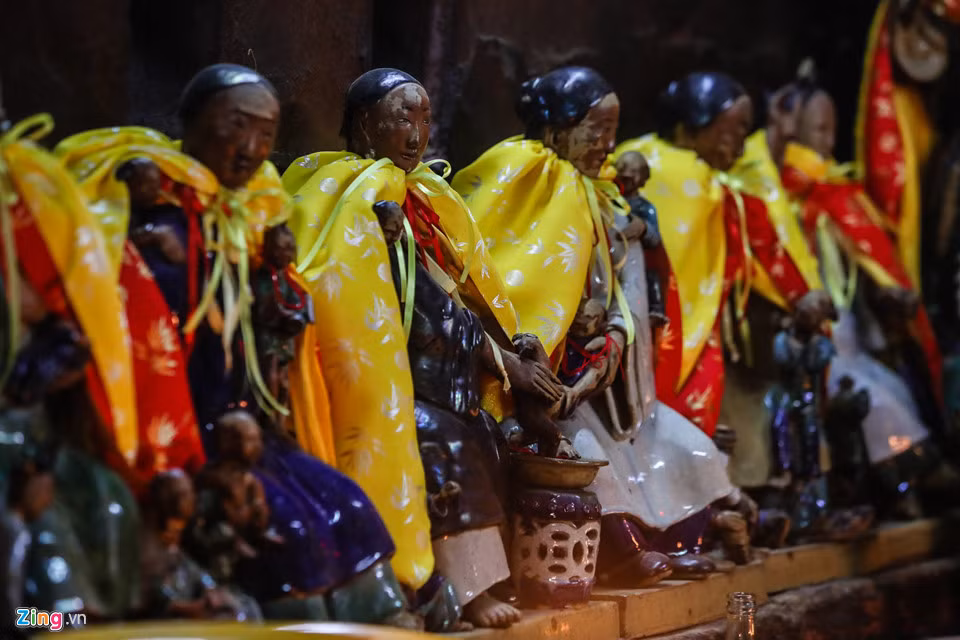 Chị Thu Hoa người giúp lễ hướng dẫn rất tận tình: "Nếu cầu con trai thì khấn nguyện xong treo vòng chỉ vào tượng bên phải, nữ thì bên trái. Sau đó xoa vào bụng bà mụ 3 cái rồi xoa vào bụng mình 3 cái. Tiếp đến là xoa vào bụng đứa con nít dưới chân bà mụ 3 cái rồi lại xoa vào bụng mình 3 cái nữa".