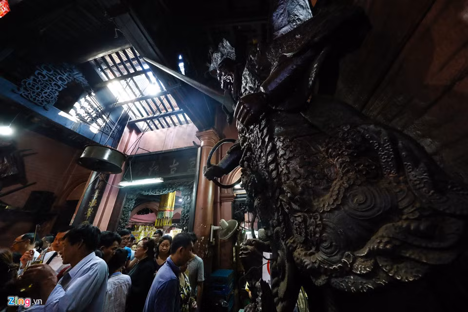 Ở khu chánh điện Ngọc Hoàng, người người luôn chen chúc nhau. Người dân mua dầu hoặc hoa quả rồi lễ bái tại đây. Đây cũng là nơi Tổng thống Mỹ Obama đã viếng thăm và nghe giải thích về lịch sử ngôi chùa.