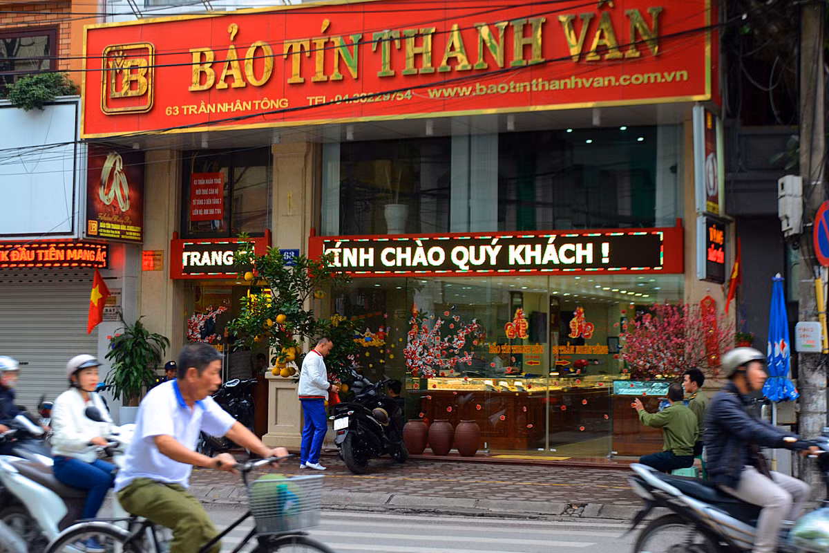 Mặt khác, theo ghi nhận của Kiến Thức, vẫn có nhiều cửa hàng khá thưa thớt khách.