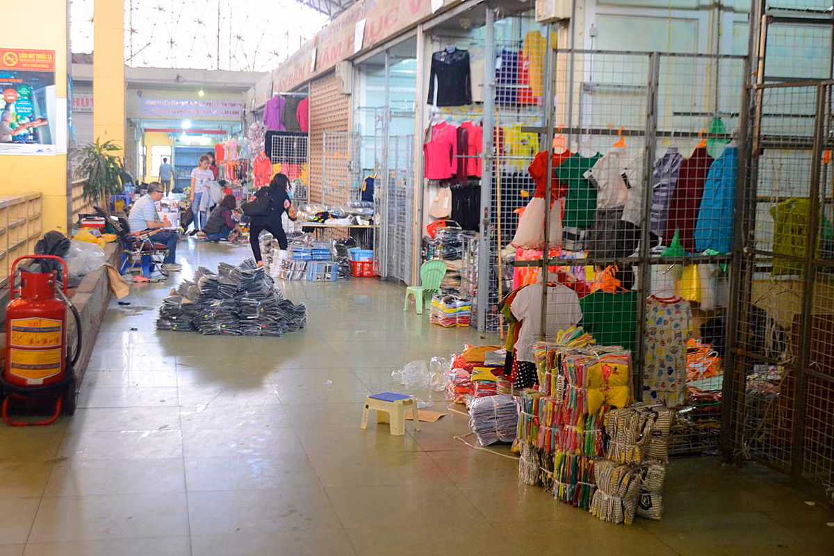 Cảnh siêu vắng vẻ ở nhiều cửa hàng thời trang.