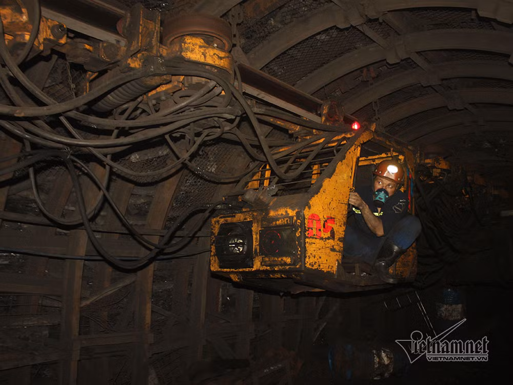 Di chuyển bằng tàu monoray vào khu làm việc