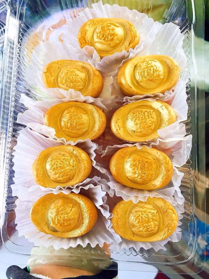 Loại bánh thỏi vàng nhân khóm (dứa) cầu phát tài phát lộc - tiền vàng rủng rỉnh, đầy túi cả năm cũng đang rất hút khách. Ảnh: FB Huỳnh Linh.