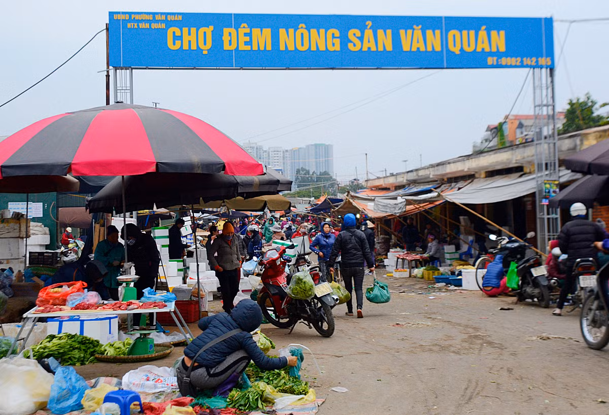 Dạo quanh thị trường sau Tết Nguyên Đán 2018, ở một số chợ đầu mối, chợ cóc... Hà Nội, có thể thấy, nhiều chợ đầu mối và các cửa hàng đã mở cửa trở lại trong ngày mùng 6 Tết.
