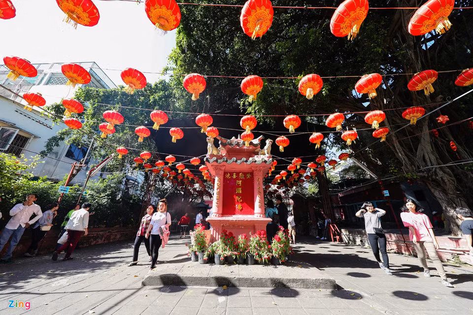 Được xây dựng từ năm 1892, chùa Ngọc Hoàng hay còn gọi chùa Phước Hải (phường Đa Kao, quận 1) là ngôi chùa trăm tuổi, nổi tiếng linh thiêng về cầu tự. Cứ mỗi đầu năm mới từ mùng 1 đến rằm tháng Giêng, hàng chục nghìn người dân Sài Gòn và các tỉnh lại đổ về đây để xin con cái.