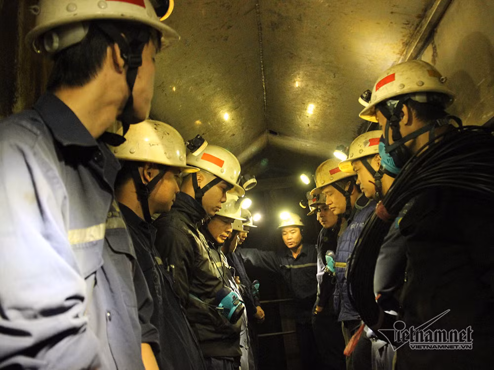 Thang máy công nghiệp đưa công nhân xuống độ sâu 375 mét làm việc