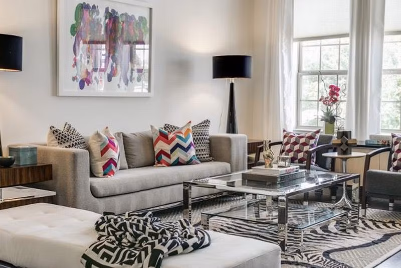 Nếu bạn đang sở hữu một chiếc tivi trong phòng khách nhỏ, thì nó có thể trở thành tâm điểm chú ý trong không gian này. Giống như một chiếc điện thoại thông minh, việc đặt tivi ở gần có thể ảnh hưởng đến việc kết nối mọi người. Nếu bạn không thể di chuyển tivi sang phòng khác thì một giải pháp cho bạn đó là thiết kế một chiếc tủ cho tivi.