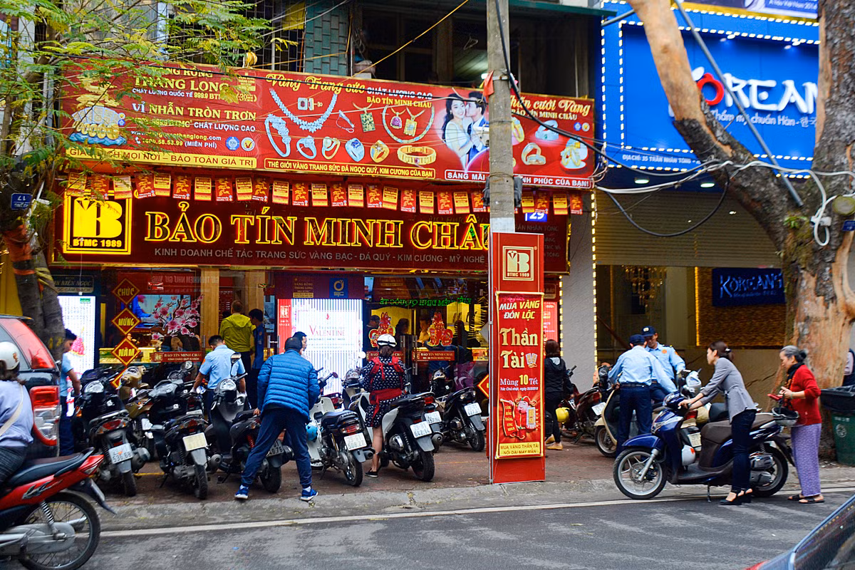 Mùng 10 tháng Giêng Âm lịch được dân gian quan niệm là ngày Thần tài bay về trời theo điển tích cũ. Vì thế, nếu mua vàng vào ngày Vía thần tài sẽ nhận được nhiều may mắn, tài lộc cho cả năm.