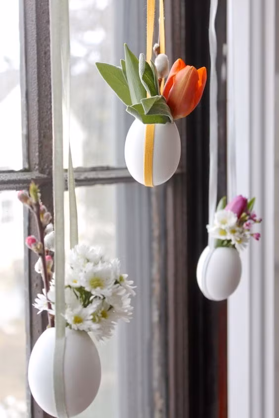 Bạn cũng có thể treo trứng theo ý thích để trang trí không gian cửa sổ của mình. Ảnh: designskool.net.