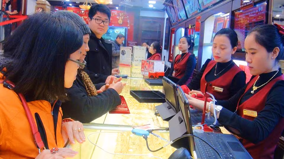 Bên trong cửa hàng Bảo Tín Minh Châu chi nhánh Cầu Giấy.