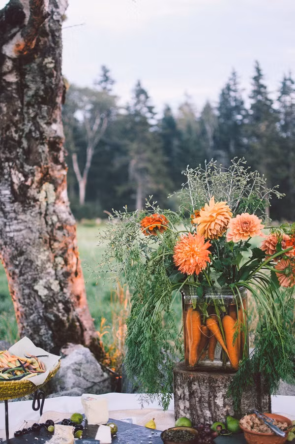 Hoa thược dược và cà rốt xen lẫn trong bình thủy tinh trong suốt. Ảnh: JOLIE.de