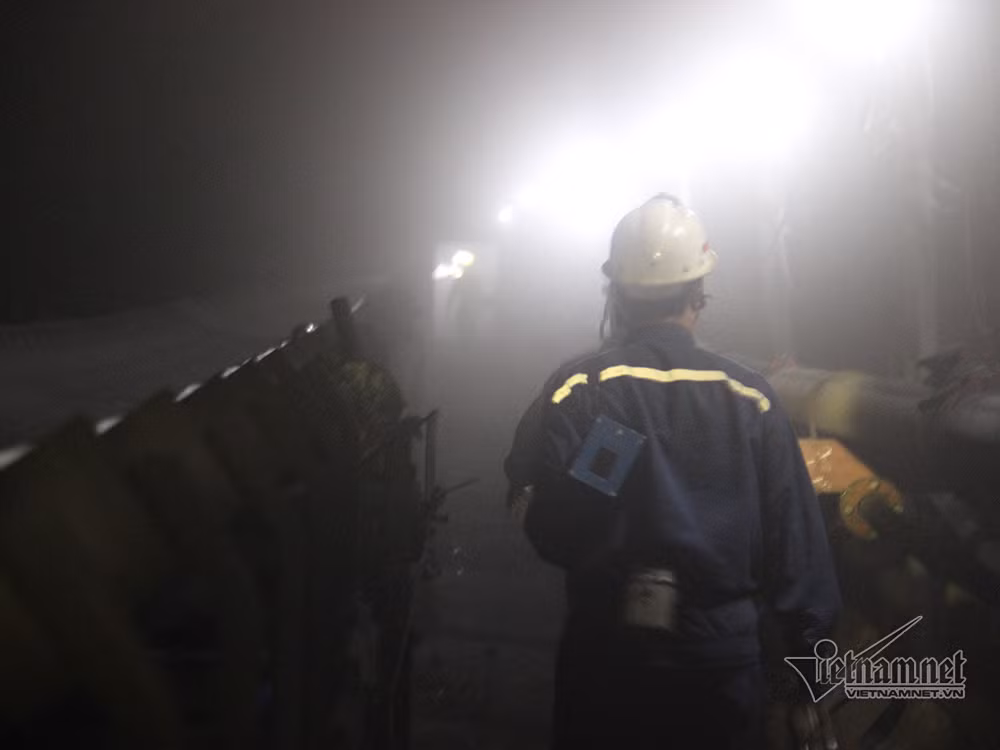 Các công nhân chuẩn bị khoan neo.