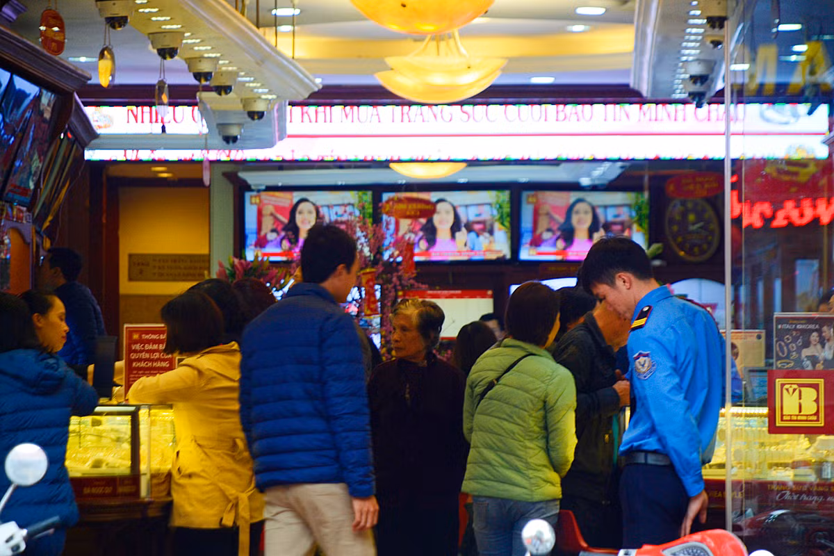 Các nhân viên phải làm việc hết công suất trong ngày giao dịch đầu tiên của năm Mậu Tuất.