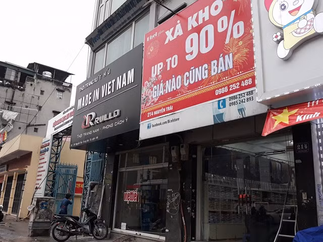 Thậm chí, có cửa hàng giảm đến 90% giá trị sản phẩm.