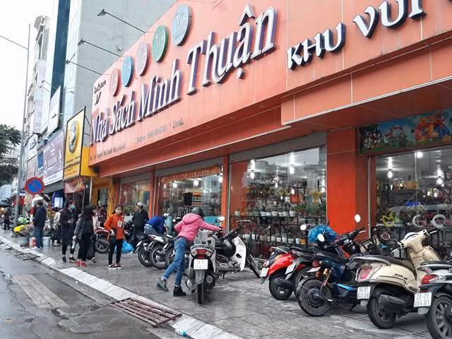 Nhiều cửa hàng chọn ngày mùng 8 Tết để mở hàng vì đẹp ngày.