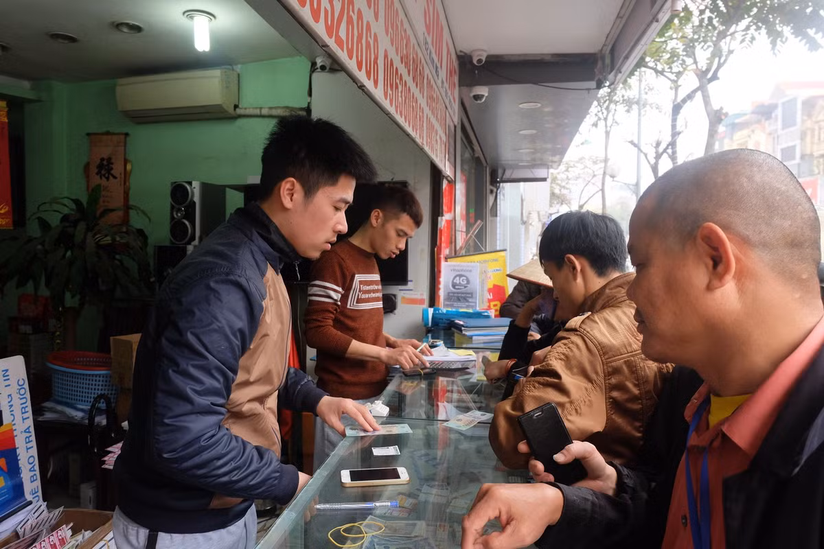 Nhiều cửa hàng "hoạt động" liên tục trong sáng hôm nay.