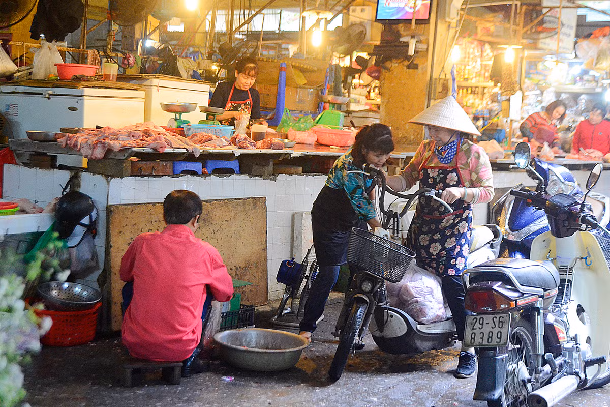 ... cho đến các mặt hàng thịt lợn, thịt gà, tôm, cua, cá..