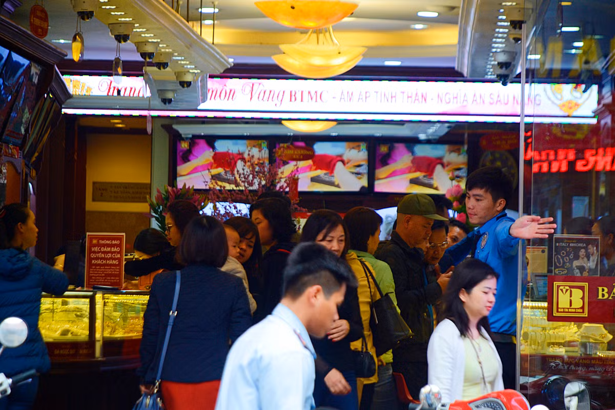 Không ít thời điểm cửa hàng chật kín không có chỗ đứng, khách hàng phải xếp hàng, đợi chờ nhau.