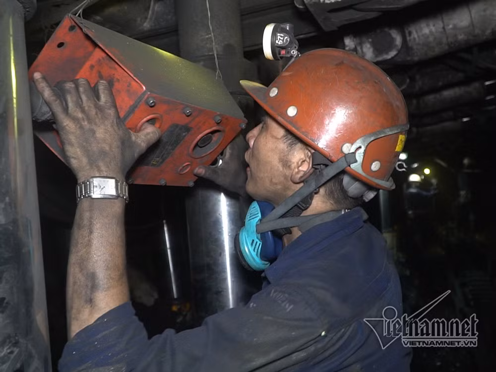 Muốn gọi cứu hộ hoặc giao tiếp thì phải nói qua bộ đàm cố định