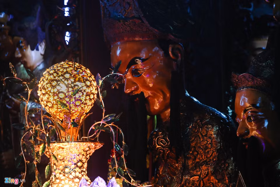 Đến 22h đêm, nơi đây vẫn không ngớt khách đi lễ. Thời gian đông người nhất vào các ngày 13,14 và rằm tháng Giêng.