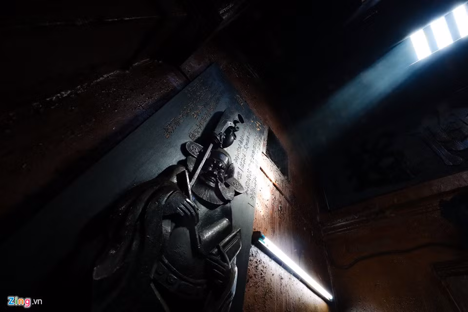 Bên trong vẫn còn giữ nhiều liễn đối, tranh thờ, bao lam, hương án. Đây là ngôi chùa duy nhất ở Việt Nam có những bức tượng cổ bằng giấy bồi thể hiện các cuộc họp mặt của các vị thần thánh về chầu Ngọc Hoàng.