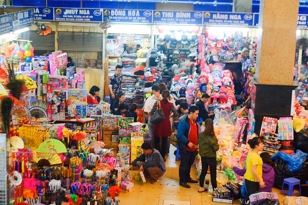 Hầu hết là các tiểu thương đang dọn hàng để chuẩn bị cho thị trường năm mới.