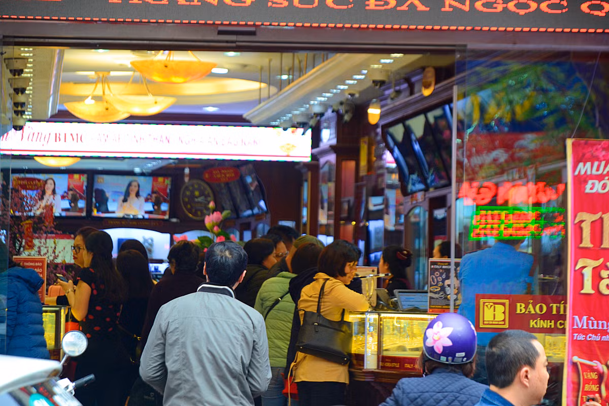 Chị Nguyễn Thị Vân (Hai Bà Trưng, Hà Nội) cho biết: “Ngày đâu năm tôi đi mua vàng với mong muốn cầu may mắn, công việc hanh thông, đắc tài đắc lộc, tiền bạc rủng rỉnh cả năm. Năm nay, giá vàng tăng nhẹ hơn mọi năm nhưng vẫn chấp nhận được”