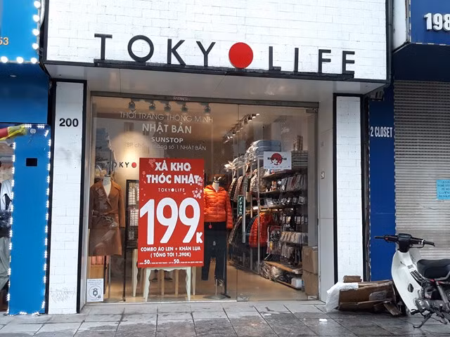 ... hoặc áp dụng chương trình đồng giá để thu hút khách hàng.