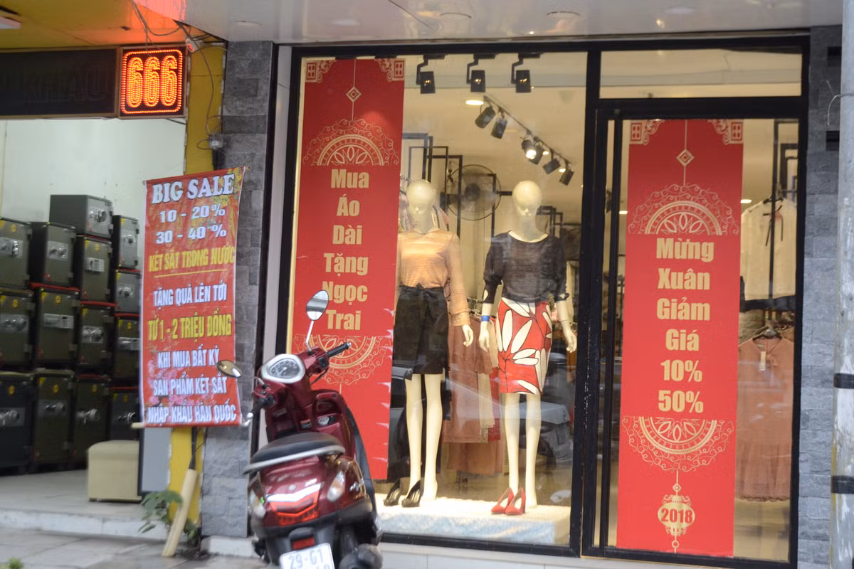 Nhiều cửa hàng thời trang tung các chương trình giảm giá, khuyến mãi trong ngày đầu khai xuân...