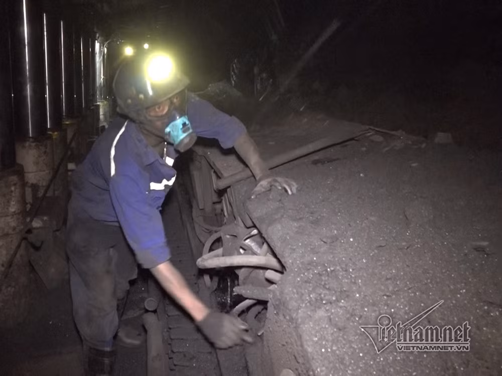 Mỗi công nhân dưới hầm lò đều được phát một mặt nạ đặc dụng chống độc