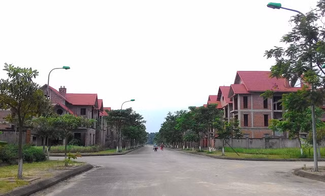 Thông báo kết luận nêu rõ UBND tỉnh Vĩnh Phúc áp dụng phương pháp tính tiền sử dụng đất và thu tiền sử dụng đất từ việc chuyển nhượng, bán đấu giá quỹ đất thương phẩm 25% của dự án khu chung cư, biệt thự, nhà vườn, du lịch Quang Minh tại thời điểm năm 2006. Việc tính tiền dựa trên cơ sở quy định của pháp luật về đất đai là phù hợp tình hình thực tế của địa phương và chỉ đạo của Thủ tướng và ý kiến của Bộ Tài chính.