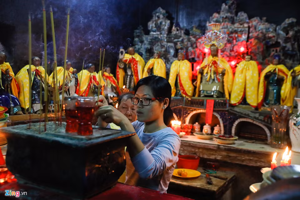 Chị Nguyệt Minh cho biết 3 năm trước chị đã đến đây cầu và sinh hạ được một bé gái dễ thương. Lần này chị quay lại để xin một đứa con trai.